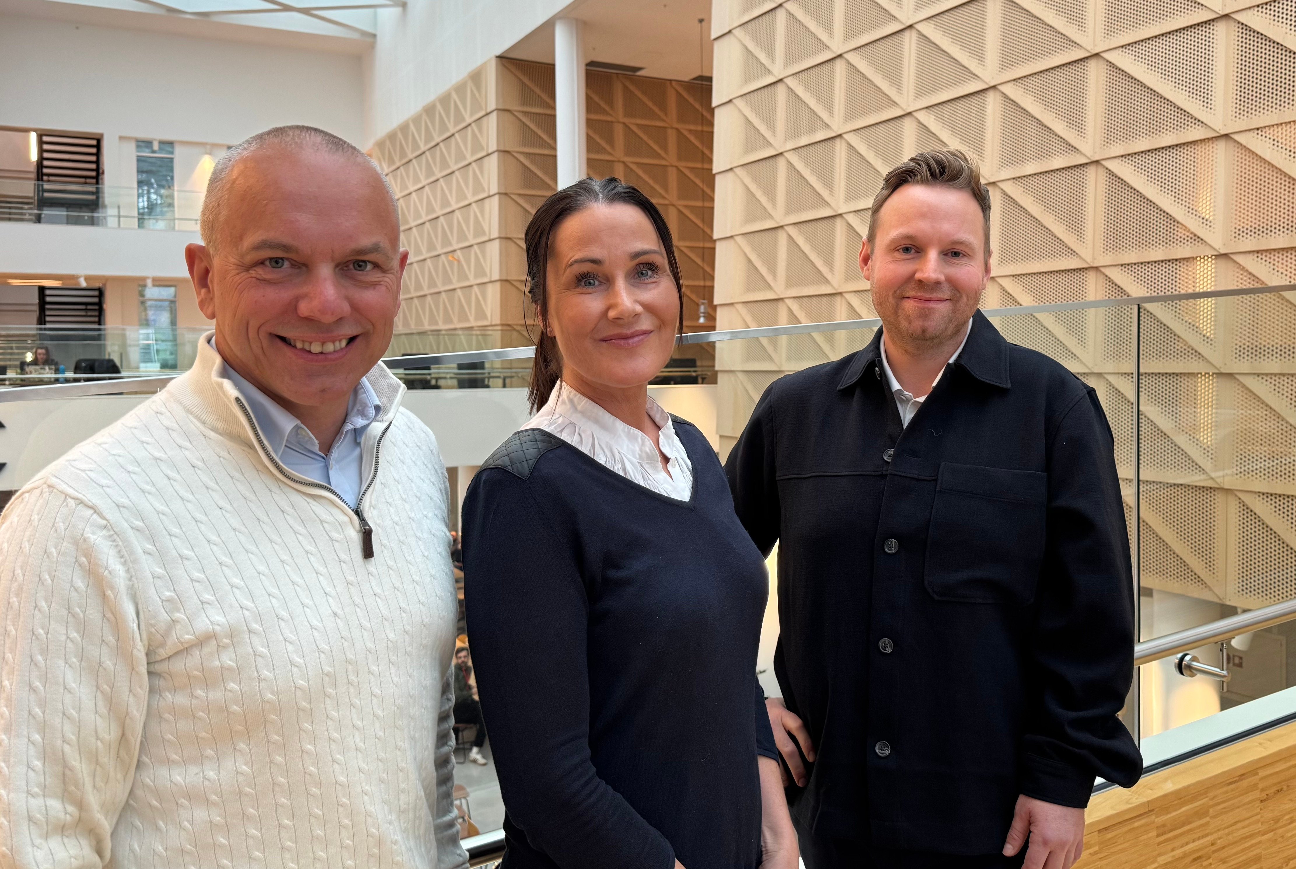 Daglig leder Håvard Belbo og inkubatorleder Anne Peggy Møller i Tlab og styreleder John Hegdal foto Silje Øksnes Kolås