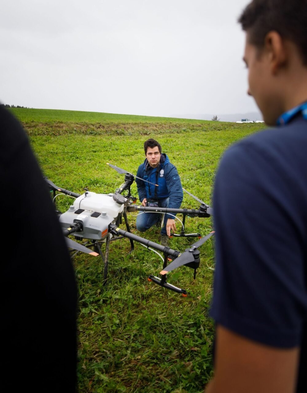 Atilla Haugen demonstrerer dronekjøring på TechSafari under AgriTech Nordic. Foto: Thomas Jergel