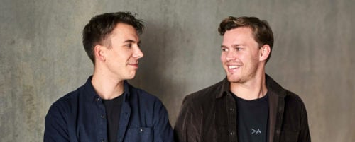To menn smiler mot hverandre