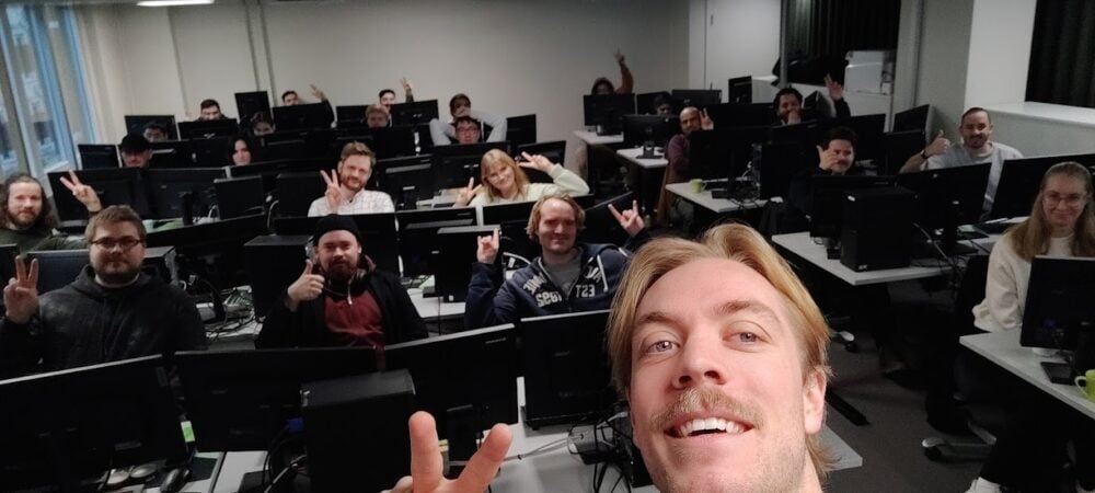 Simon Sætre Borchgrevink, CEO i Normi, på besøk hos fagskole, Centric IT Academy