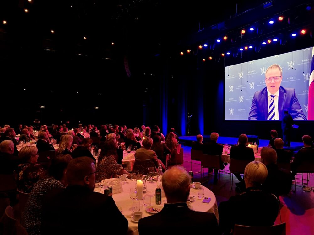 Forsvarsminister Bjørn Arild Gram fikk Næringslivets Hederspris 2023 og takket juryen på video,.